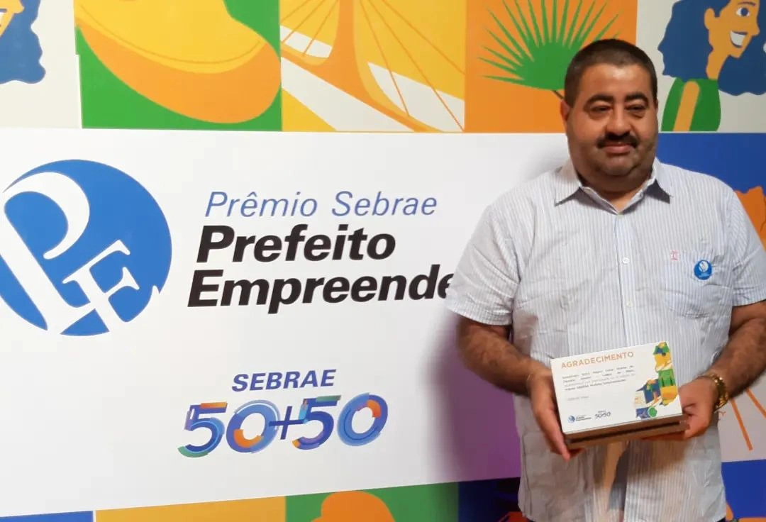 Antônio Neto, ex-prefeito de Lagoa do Piauí, recebendo premiação Prefeito Empreendedor, mesmo após o mandato