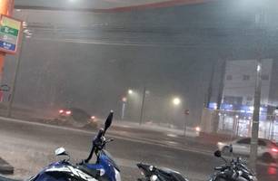 Chuva com ventos fortes causam destruição em Teresina (Foto: Conecta Piauí) Chuva com ventos fortes causam destruição em Teresina (Foto: Conecta Piauí)