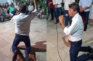 Ex-deputado Tererê faz discurso de joelhos para pagar promessa em Parnaíba (Foto: Reprodução) Ex-deputado Tererê faz discurso de joelhos para pagar promessa em Parnaíba (Foto: Reprodução)
