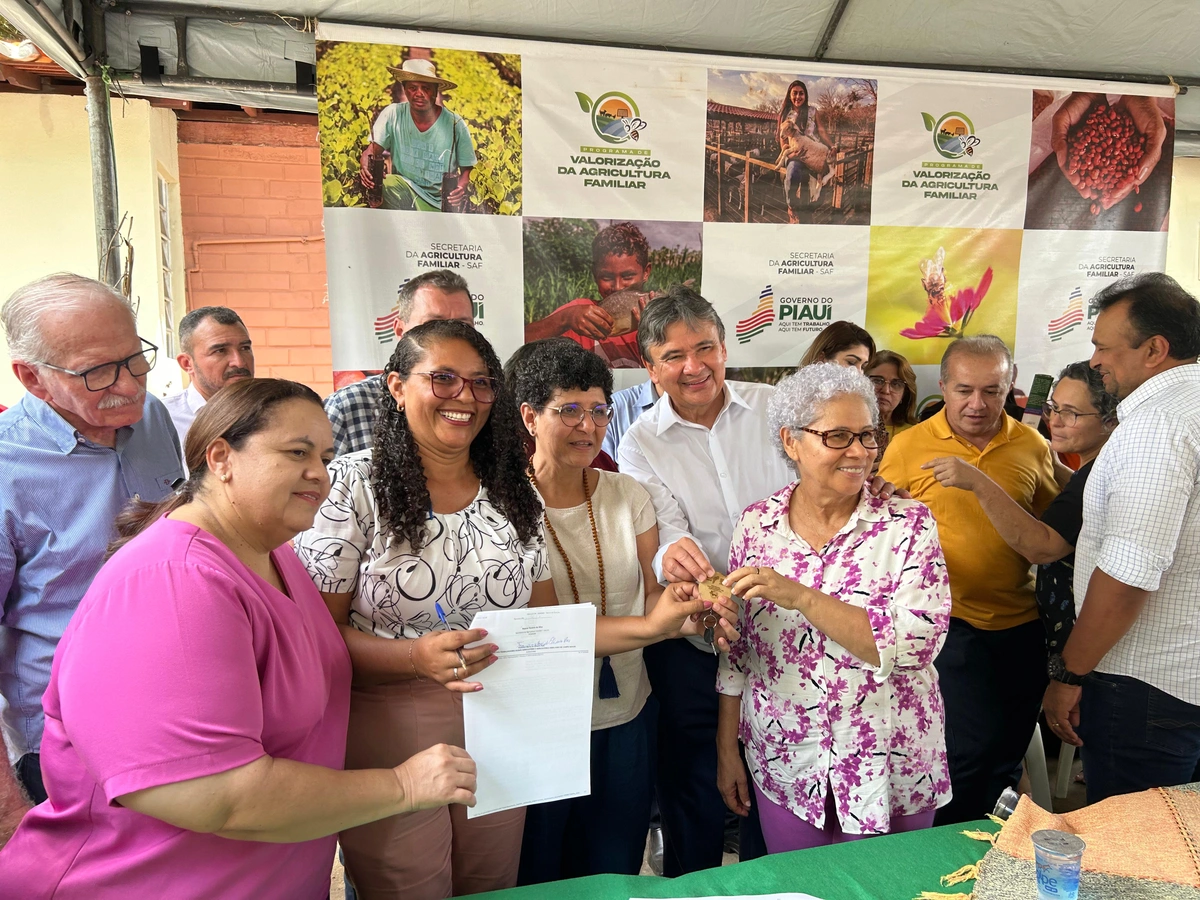 Governo entrega equipamentos agrícolas para 22 municípios do Piauí