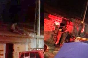 Homem baleado é retirado de telhado de residência (Foto: Reprodução) Homem baleado é retirado de telhado de residência (Foto: Reprodução)
