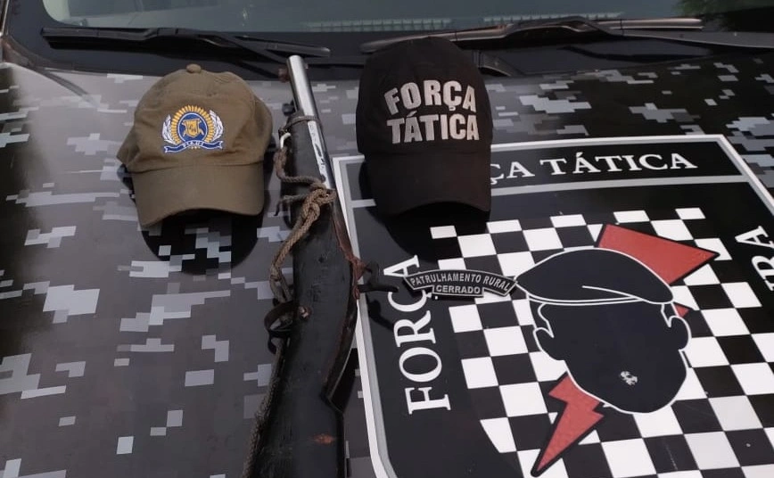 Homem portando arma de fogo liga para a polícia e pede para ser preso