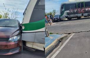Metrô colidi em carro que atravessava linha férrea na zona Sudeste de Teresina (Foto: Reprodução) Metrô colidi em carro que atravessava linha férrea na zona Sudeste de Teresina (Foto: Reprodução)