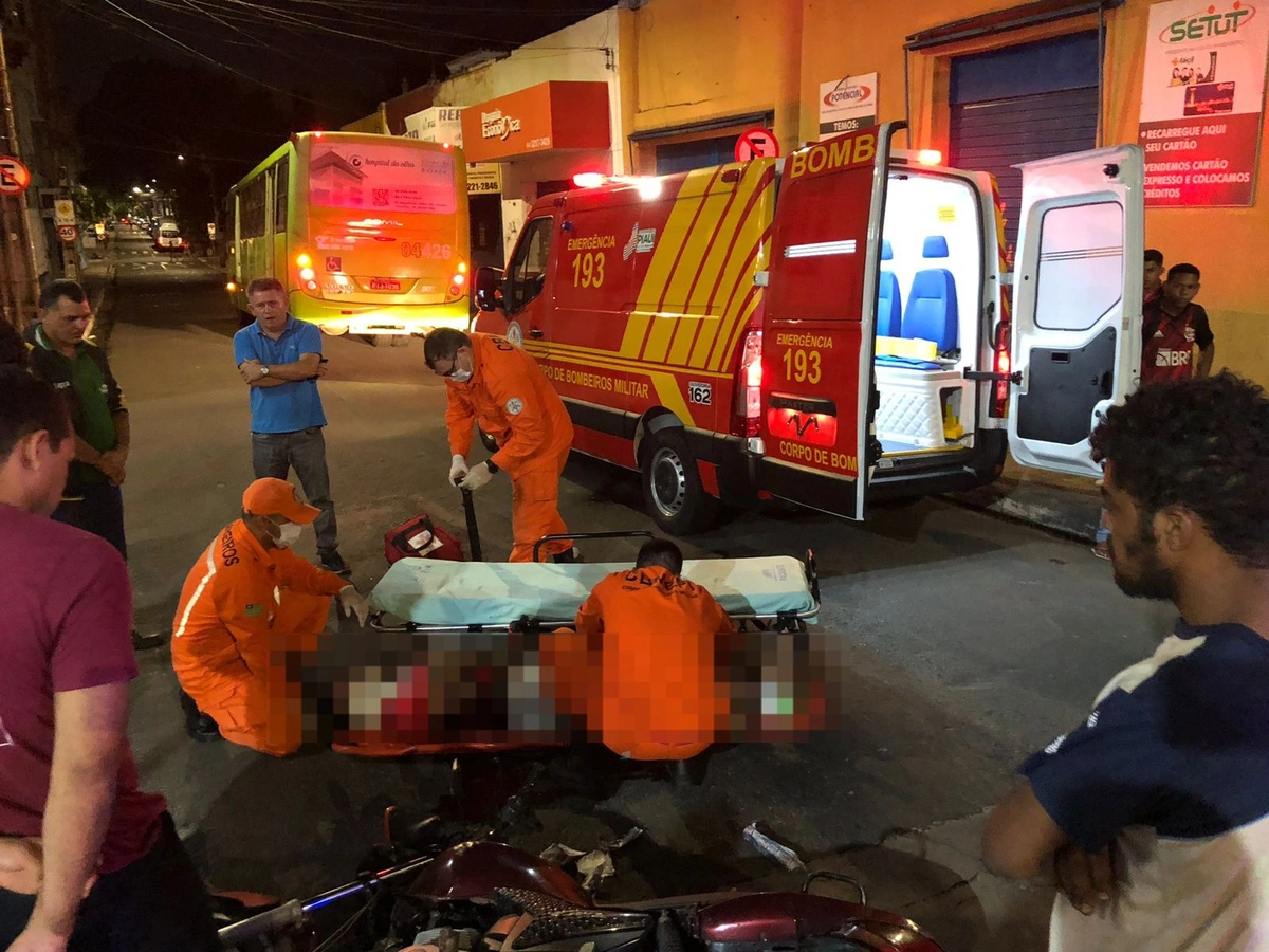 Motociclista fica gravemente ferido após colidir em ônibus no Centro de Teresina