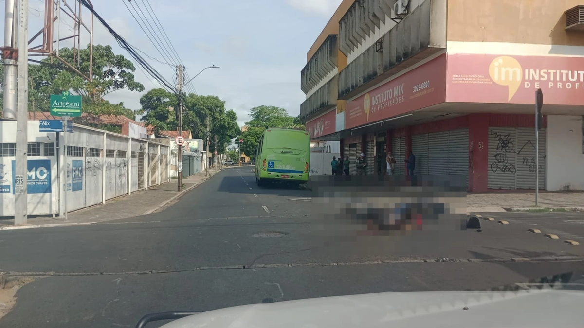 Motociclista morre em colisão contra ônibus no Centro de Teresina