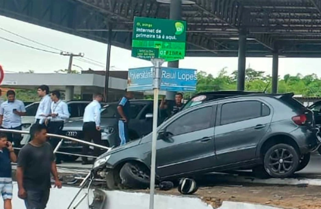 Motorista perde controle do veículo e invade concessionária na avenida Raul Lopes