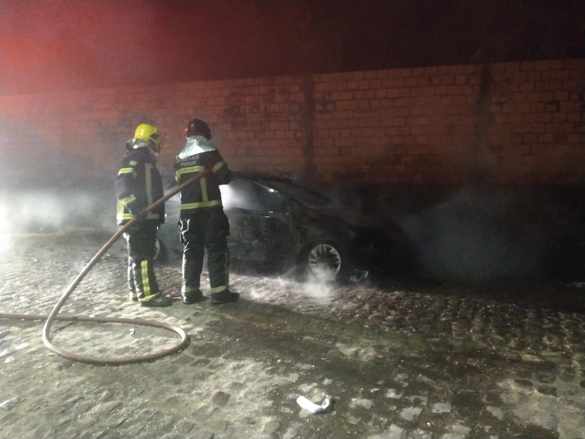 O carro ficou completamente destruído