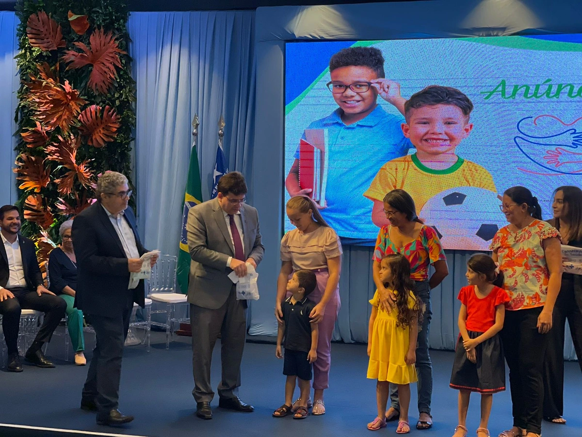 Óculos são entregues para crianças de 20 municípios