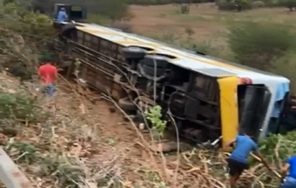 Ônibus tomba e deixa uma pessoa morta e oito gravemente feridas no Piauí