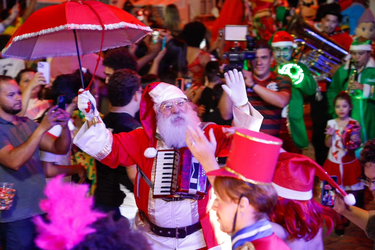 Papai Noel e show pirotécnico inauguram Vila de Natal da Alepi em Teresina