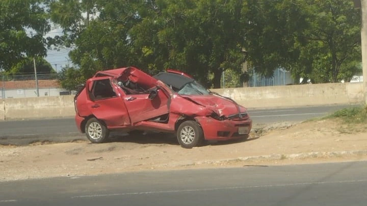 Veículo de passeio colide em um caminhão