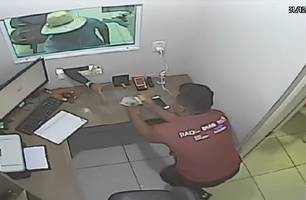 Vídeo mostra homem assaltando cerca de R$ 15 mil de centro médico de Timon (Foto: Reprodução) Vídeo mostra homem assaltando cerca de R$ 15 mil de centro médico de Timon (Foto: Reprodução)