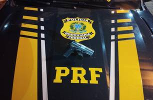 Arma apreendida com o motorista (Foto: Divulgação/ PRF-PI) Arma apreendida com o motorista (Foto: Divulgação/ PRF-PI)