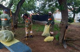 Equipe de limpeza em praças da zona Sudeste de Teresina (Foto: Ascom/ Saad Sudeste)