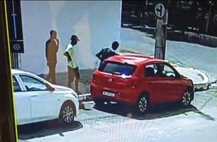 Momento em que assaltantes roubam carro (Foto: Reprodução) Momento em que assaltantes roubam carro (Foto: Reprodução)