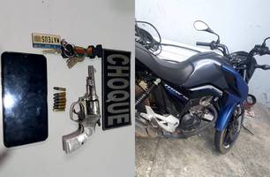 Motociclista é preso pela PM com arma e munições (Foto: Divulgação)