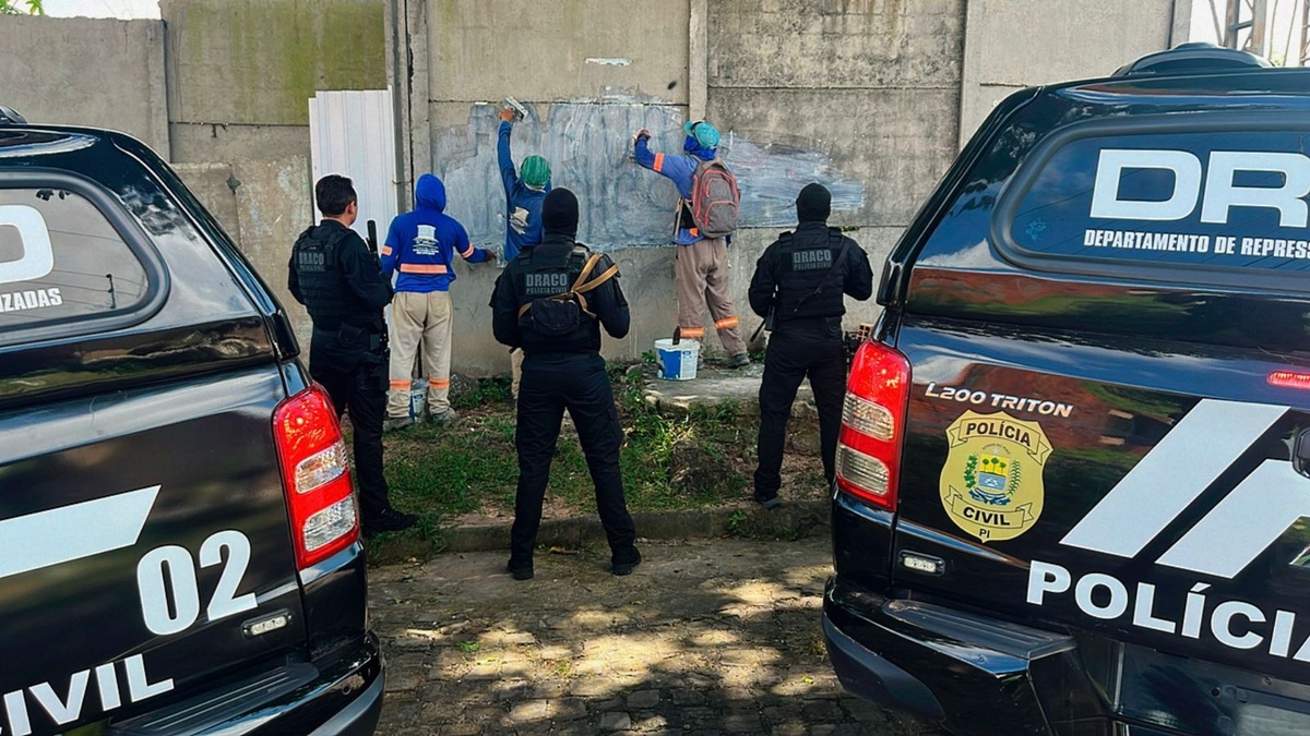 Polícia Civil remove pichações com siglas de facções