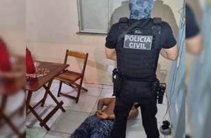 Suspeito sendo preso pela Polícia Civil (Foto: Divulgação) Suspeito sendo preso pela Polícia Civil (Foto: Divulgação)