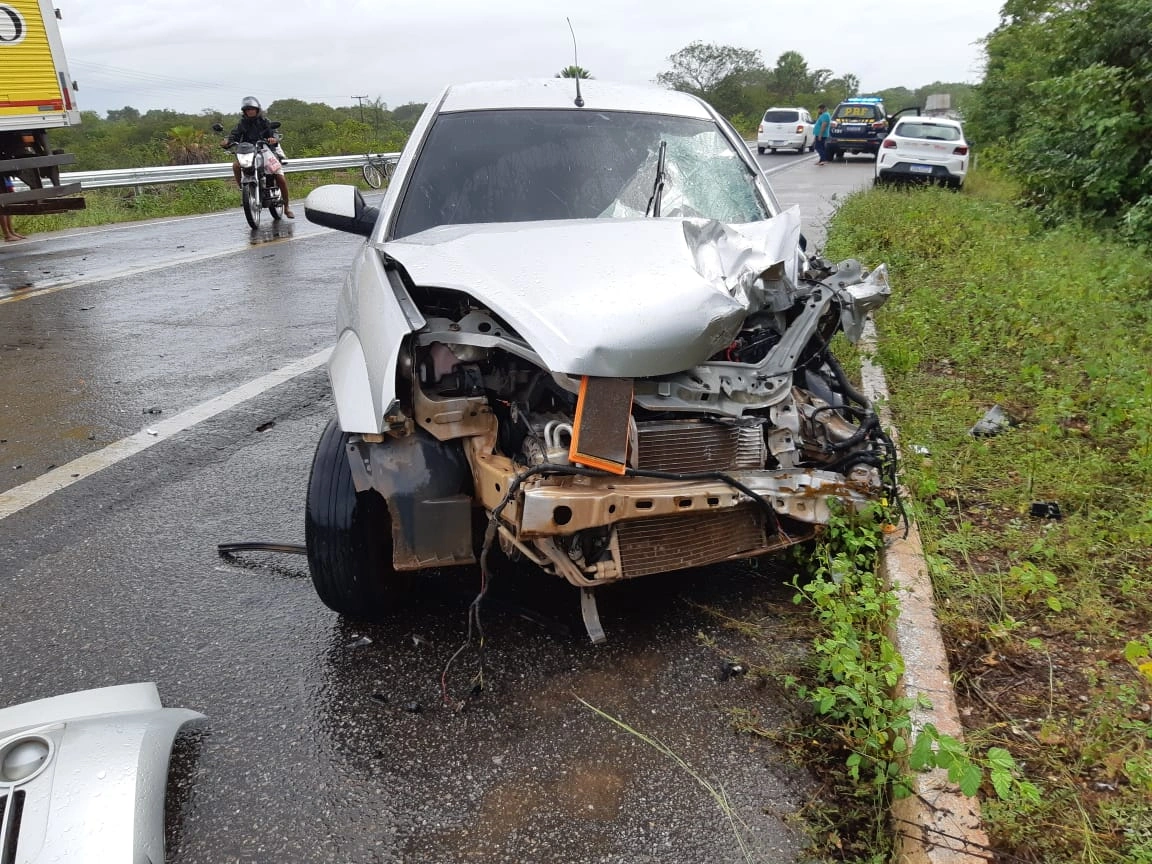 Acidente entre carro e caminhão