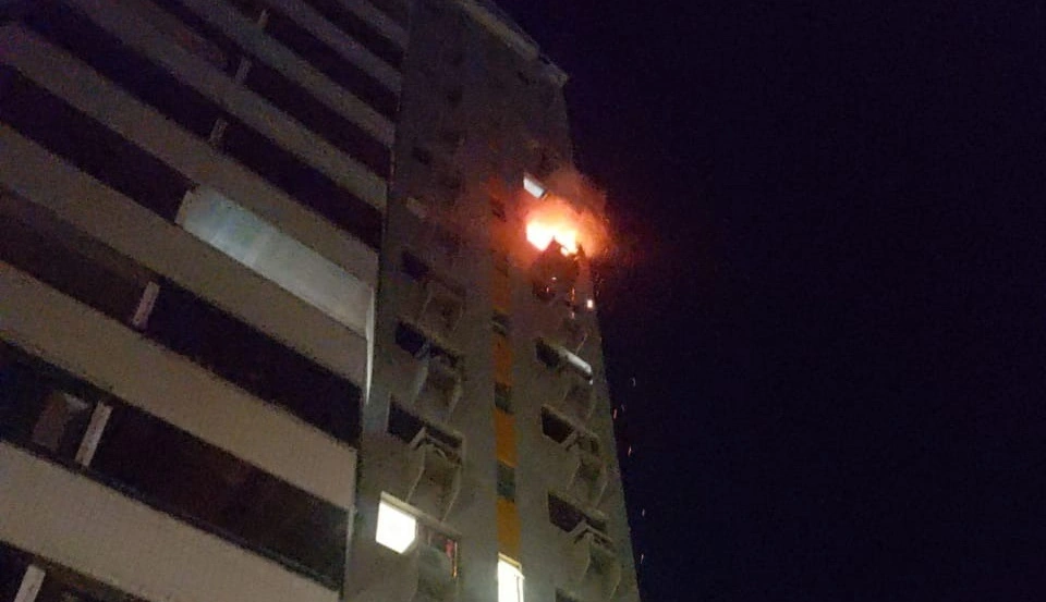 Apartamento em chamas no edifício Burle Max