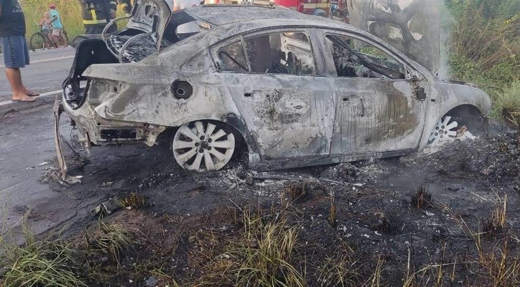 Carro pega fogo após acidente em Piripiri
