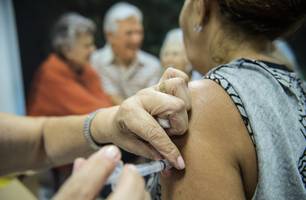 "do total de doses aplicadas 16 milhões foram em idosos" afirma estudo (Foto: MARCELO CAMARGO/AGÊNCIA BRASIL) "do total de doses aplicadas 16 milhões foram em idosos" afirma estudo (Foto: MARCELO CAMARGO/AGÊNCIA BRASIL)