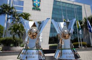Duas taças do brasileirão em frente à sede da CBF no Rio de Janeiro (Foto: Lucas Figueiredo) Duas taças do brasileirão em frente à sede da CBF no Rio de Janeiro (Foto: Lucas Figueiredo)