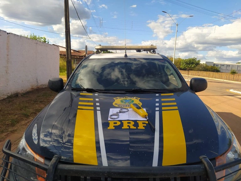 Jovem é presa após ser flagrada dirigindo sob efeito de álcool
