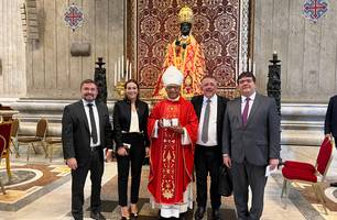 Rafael Fonteles acompanha arcebispo de Teresina no Vaticano (Foto: Divulgação/ Governo do Piauí)