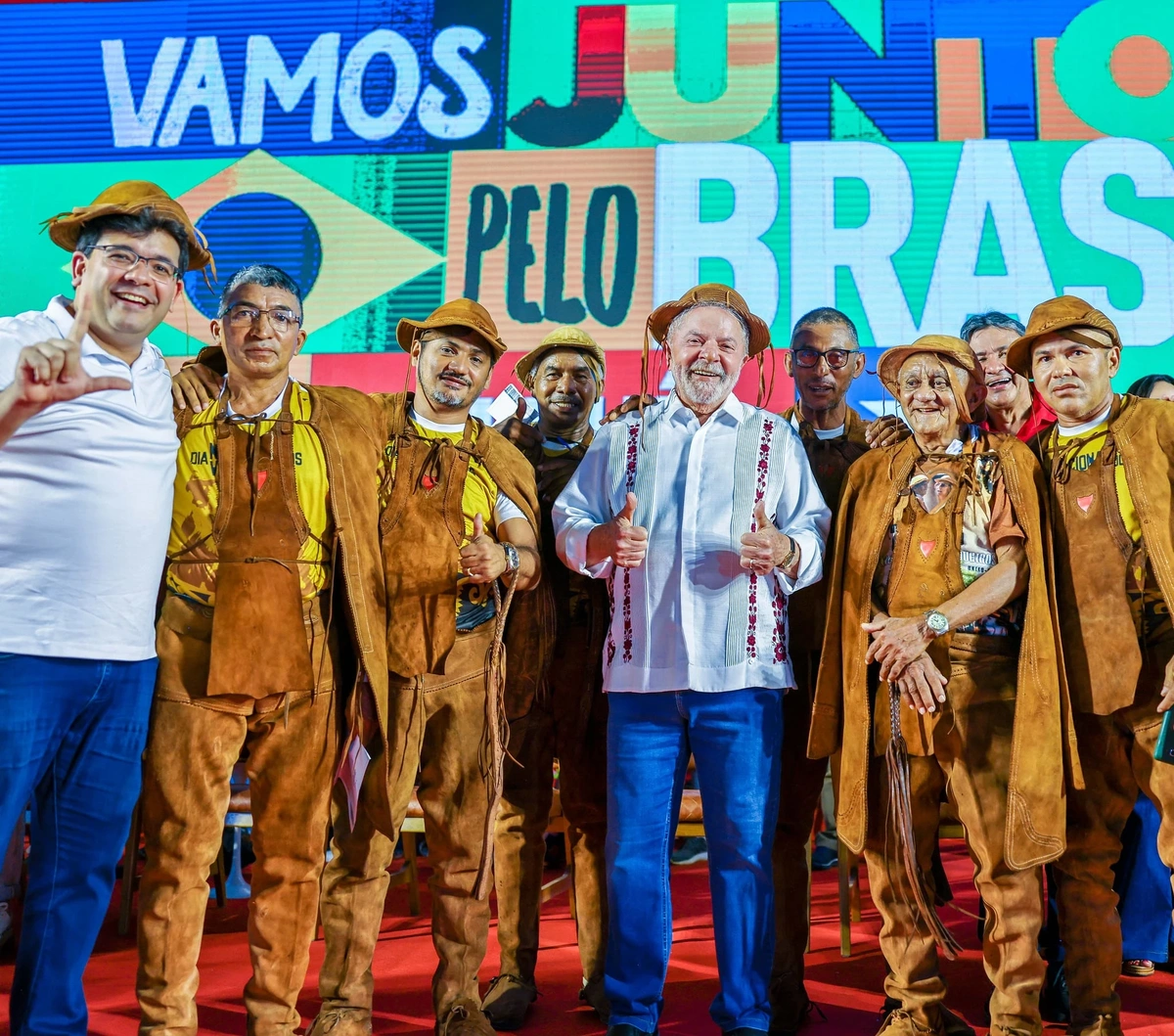 Rafael Fonteles de camisa branca à esquerda