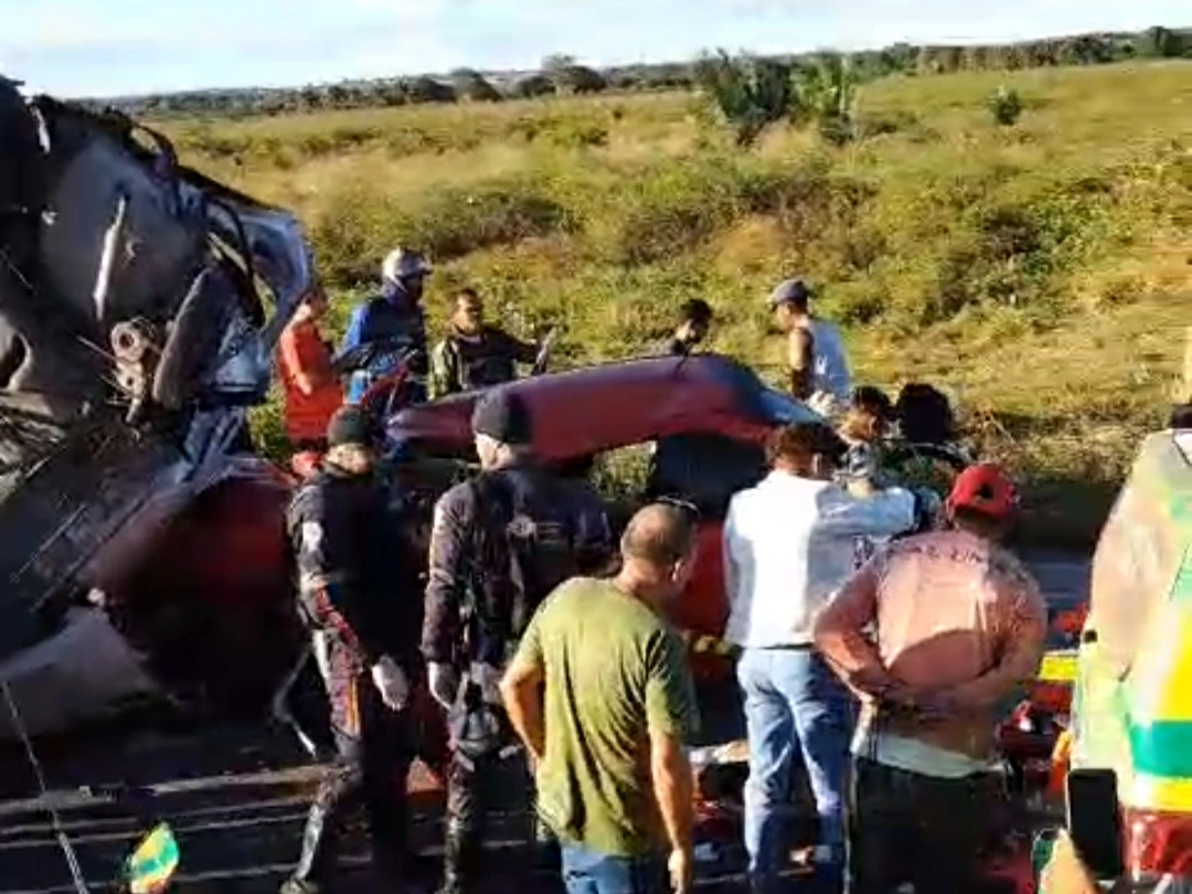 Acidente envolvendo pelo menos três veículos deixa feridos na zona Norte da capital