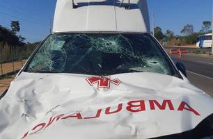 Ambulância envolvida no acidente (Foto: Divulgação/PRF)