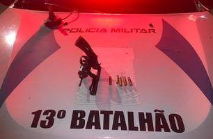 Arma apreendida com motorista (Foto: Divulgação/ PM-PI) Arma apreendida com motorista (Foto: Divulgação/ PM-PI)