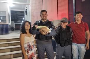 Bebê é salvo por policiais em Timon (Foto: Divulgação/ PM-MA) Bebê é salvo por policiais em Timon (Foto: Divulgação/ PM-MA)