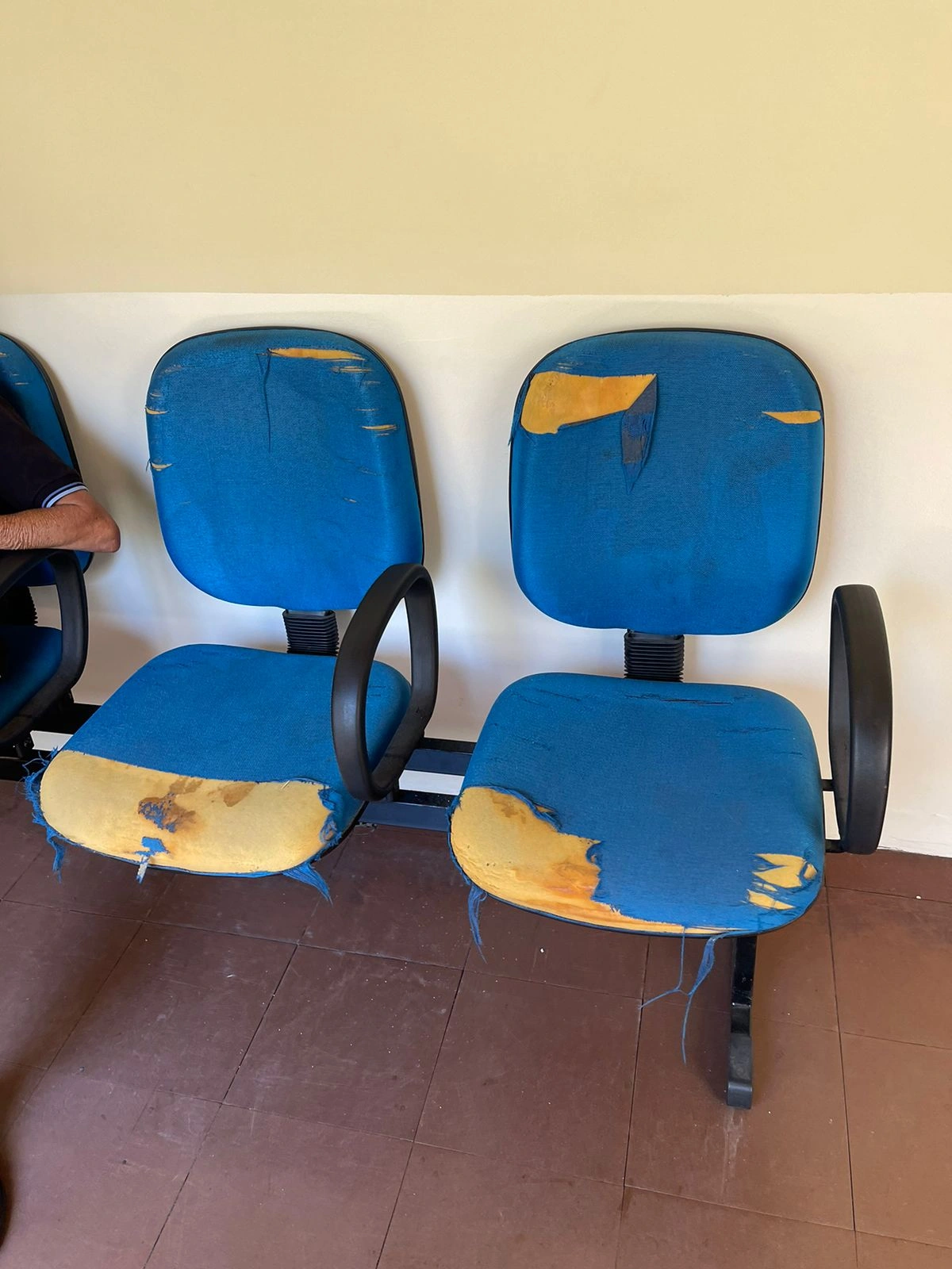 Entrando no Palácio existe um corredor com assentos , que estão totalmente rasgados e fedendo a mofo.