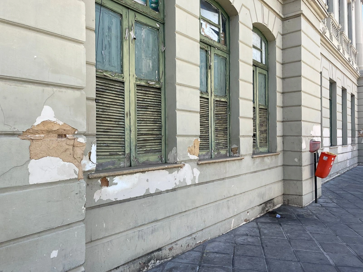 Fachada do Palácio da Cidade está toda apresentando problemas