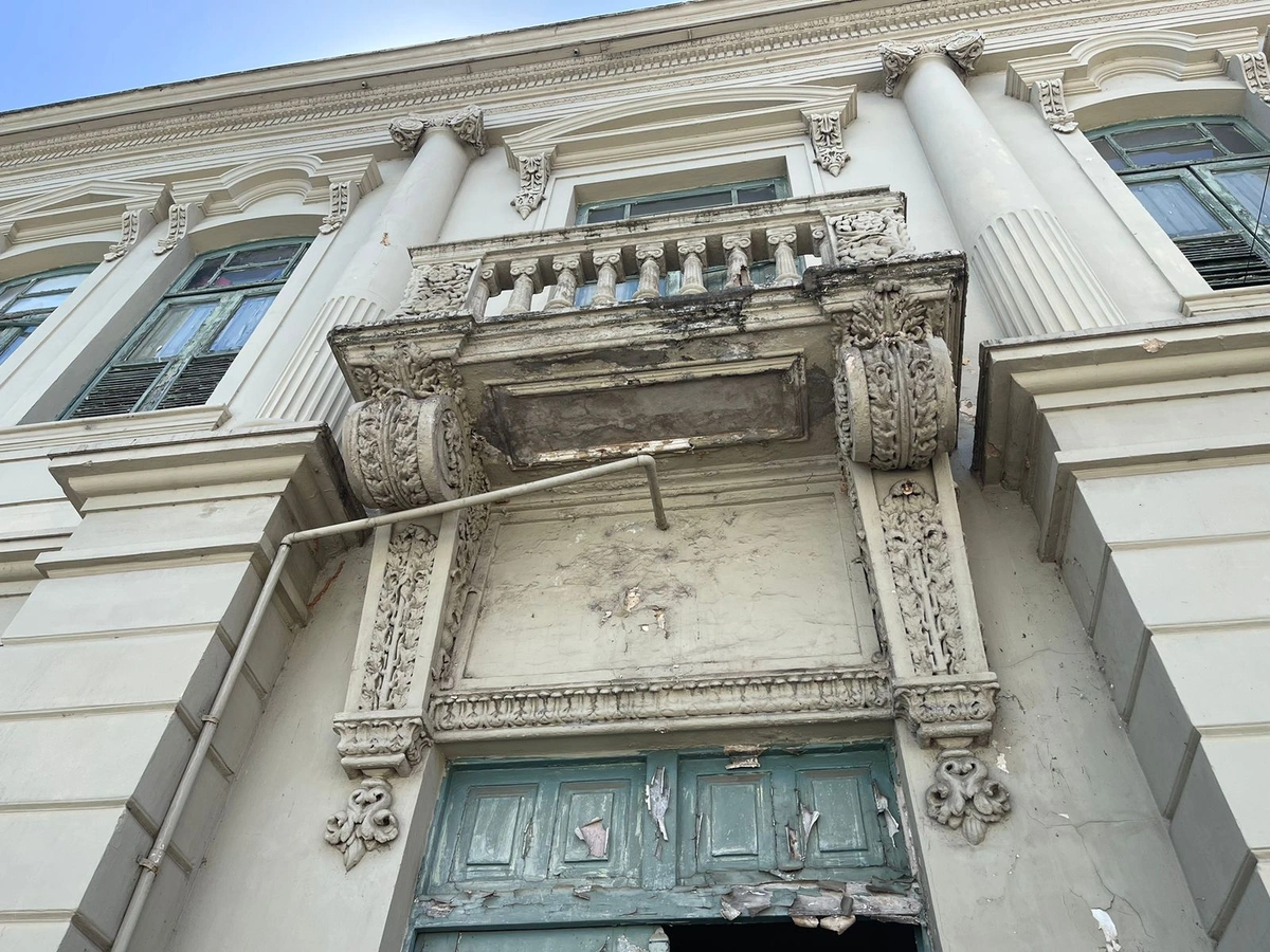 Fachada do Palácio da Cidade está toda apresentando problemas