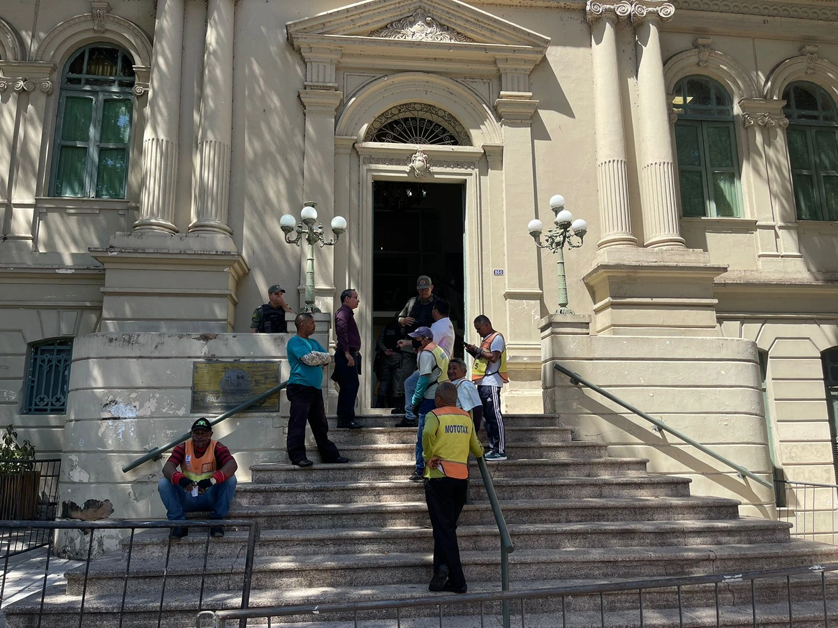 Fachada do Palácio da Cidade está toda apresentando problemas