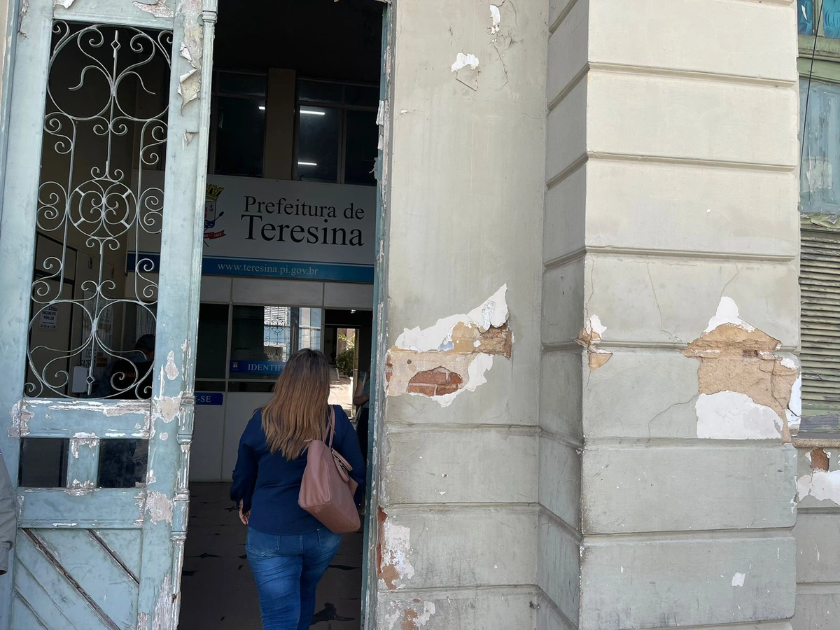 Fachada do Palácio da Cidade está toda apresentando problemas