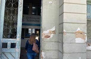 Fachada do Palácio da Cidade está toda apresentando problemas (Foto: Tiago Moura/Conecta Piauí)