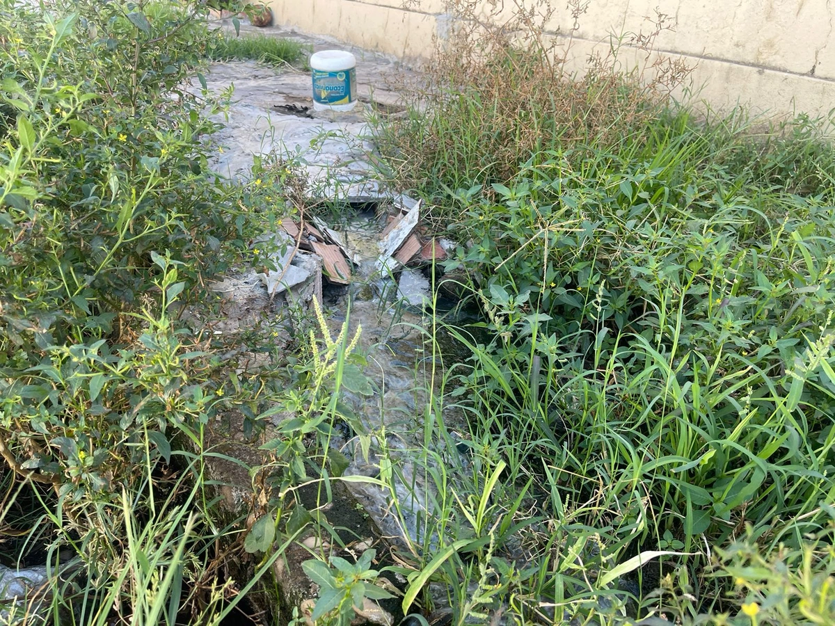 Fossa séptica aberta na calçada do Hospital Municipal Dr. Mariano Gayoso Castelo Branco