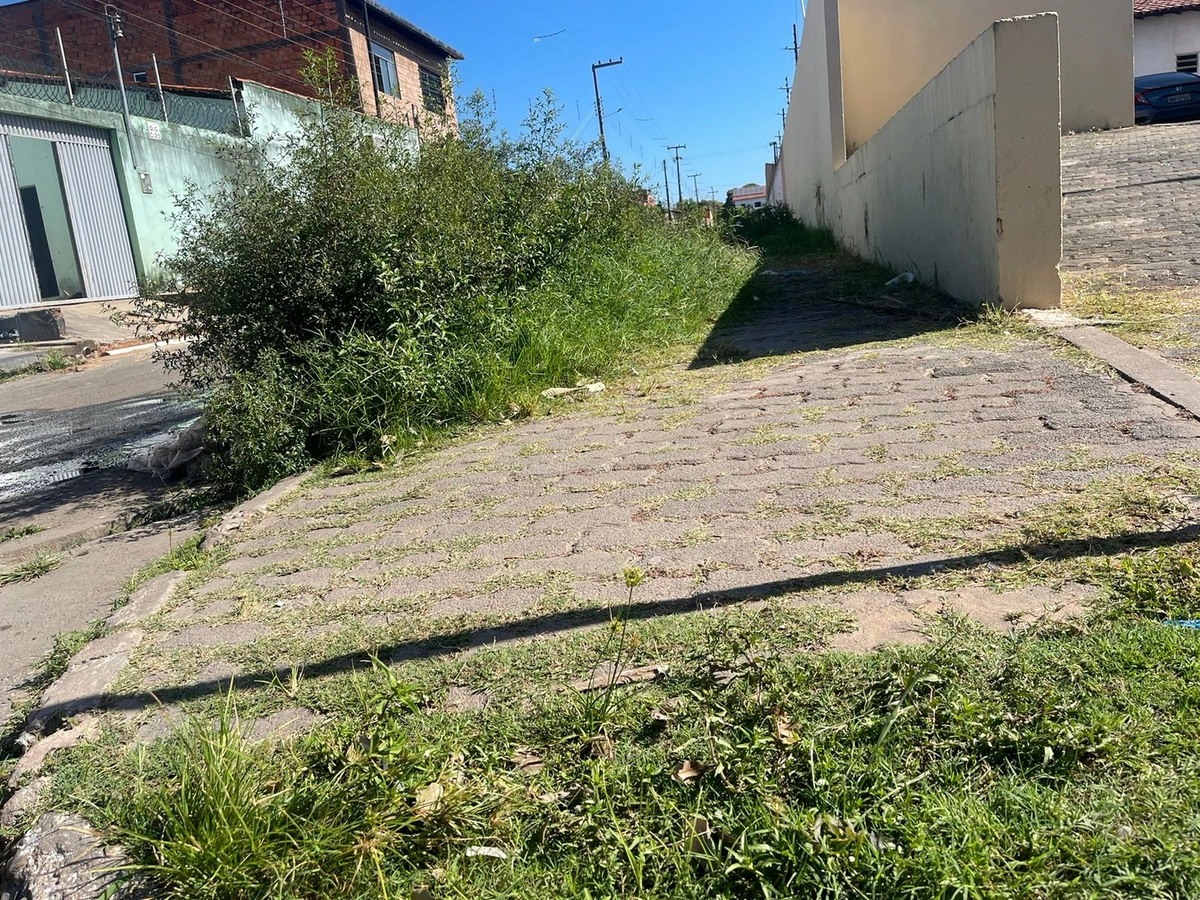 Fossa séptica aberta na calçada do Hospital Municipal Dr. Mariano Gayoso Castelo Branco