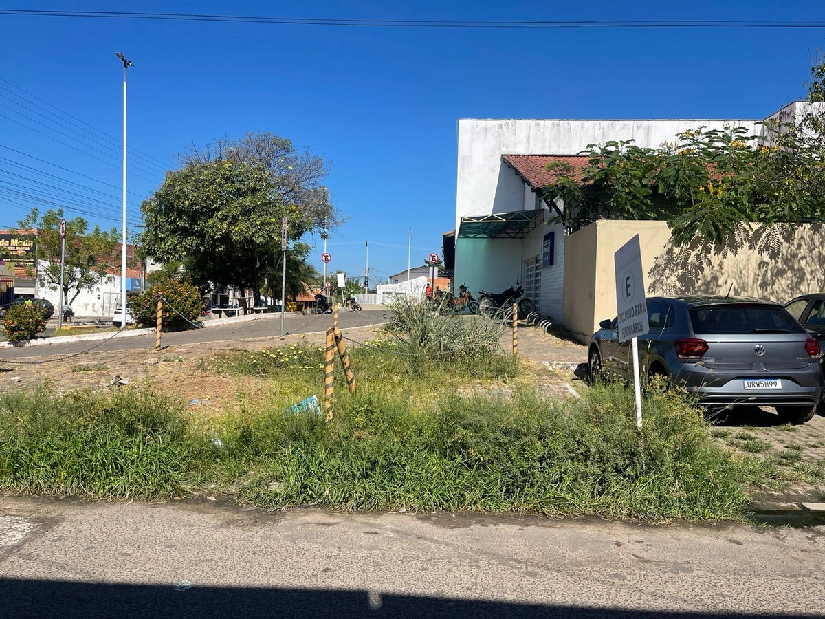 Fossa séptica aberta na calçada do Hospital Municipal Dr. Mariano Gayoso Castelo Branco