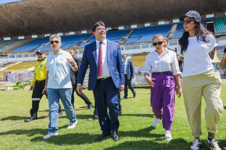 Governador Rafael Fonteles em visita ao estádio Albertão