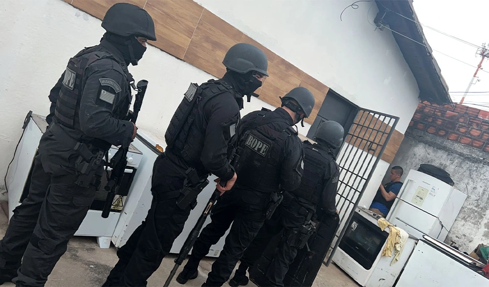 Homem é preso após fazer seu pai refém com faca