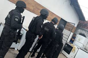 Homem é preso após fazer seu pai refém com faca (Foto: Divulgação/ PM-PI) Homem é preso após fazer seu pai refém com faca (Foto: Divulgação/ PM-PI)