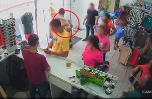 Homem se passando por deficiente é pego furtando em Teresina (Foto: Reprodução/ Redes Sociais) Homem se passando por deficiente é pego furtando em Teresina (Foto: Reprodução/ Redes Sociais)