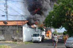 Incêndio em estofaria (Foto: Conecta Piauí)