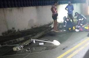 Jovem sendo atendido pelo Samu após acidente (Foto: Reprodução/ Redes Sociais) Jovem sendo atendido pelo Samu após acidente (Foto: Reprodução/ Redes Sociais)