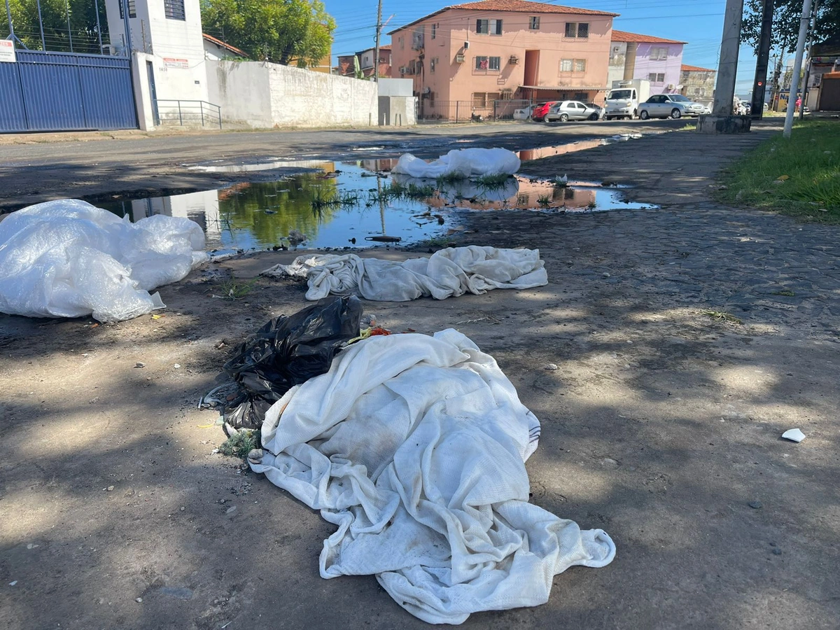 Lixo espalhado pelo bairro